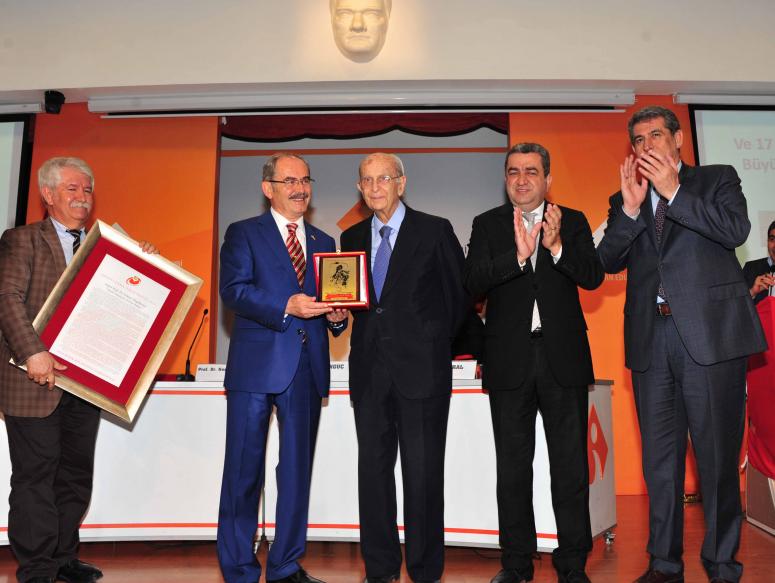 KÖY ENSTİTÜLERİ AYDINLANMA ÖDÜLÜ YILMAZ BÜYÜKERŞEN’E