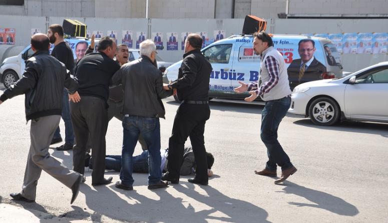 CHP'NİN DEMOKRASİ ŞÖLENİNDE YUMRUKLAR KONUŞTU