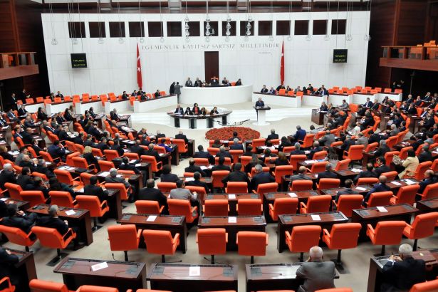 22 SAAT VEKİLLİK YAPTILAR, ÖMÜR BOYU ÜCRETSİZ SAĞLIK VE YEŞİL PASAPORTU KAPTILAR!