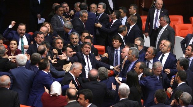 Meclis'te büyük kavga... AKP'liler HDP'lilere saldırdı: 3 yaralı!