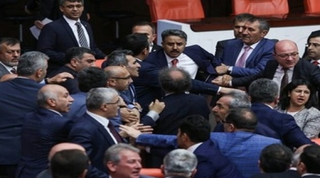 Meclis'te Yumruklu Kavga