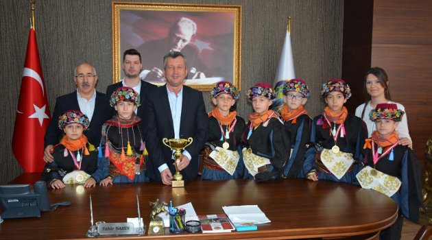 MENEMEN’İN YILDIZLARINA BAŞKAN ŞAHİN’DEN ALTIN HEDİYE