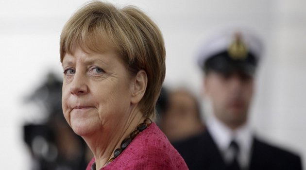 Merkel, Can Dündar Örneğiyle Türkiye'yi Eleştirdi