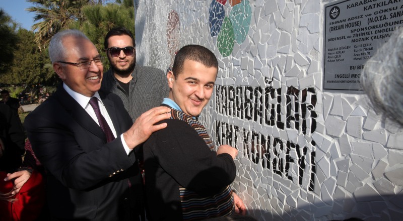 KARABAĞLAR'DA ENGELLİLER MOZAİKLE DUVARLARI SÜSLEDİ