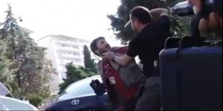 POLİS GAZETECİNİN BAŞINA SİLAH DAYADI!