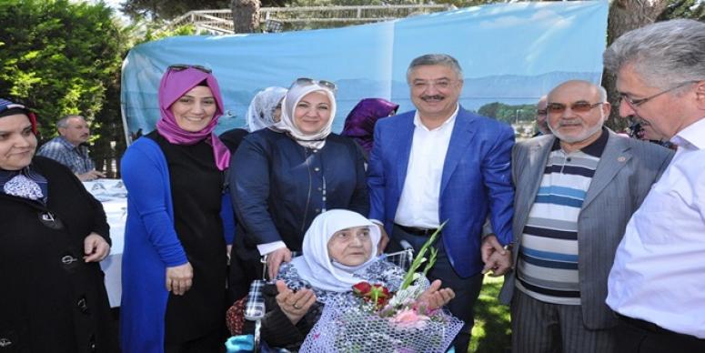 HEMŞERİLERİ NECİP NASIR'I BAĞRINA BASTI