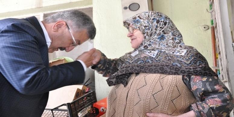 YAŞLI TEYZE: SEN BİZE GÜNEŞ GİBİ DOĞDUN!
