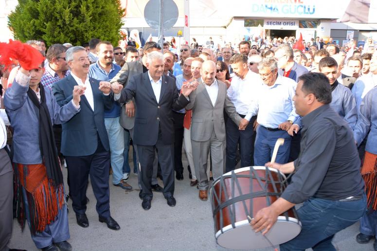 NECİP NASIR’DAN MİTİNG GİBİ SEÇİM OFİSİ AÇILIŞI