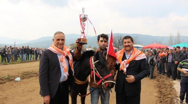 ÖDEMİŞ’TE ŞEHİTLER ANISINDA RAHVAN AT YARIŞLARI YAPILDI
