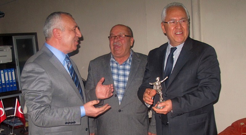 BAŞKAN SELVİTOPU'NA EFE HEYKELİ HEDİYE ETTİLER