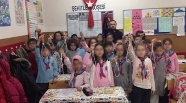 Öğrencilerine 'İp'li Poz Verdirdi!