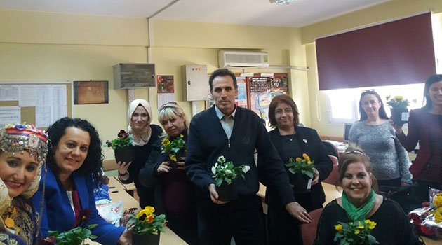 Öğretmenlere Menekşeli Kutlama