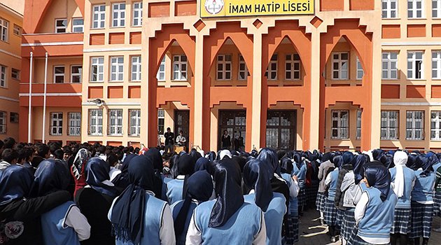 'Önce Başını Ört Sonra Soru Sor'