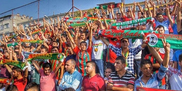 POLİS YÜZ AMED SPORTİF TARAFTARINA TERS KELEPÇE TAKTI