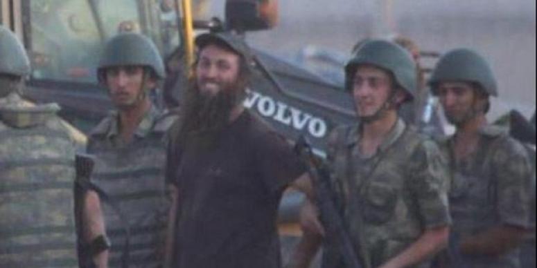 TÜRKİYE'YE KAÇAN IŞİD MİLİTANLARINI ASKER YAKALADI