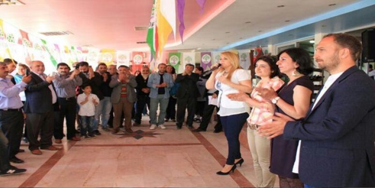 HDP’Lİ ADAYLARI MENDERES’TE COŞKUYLA KARŞILANDILAR