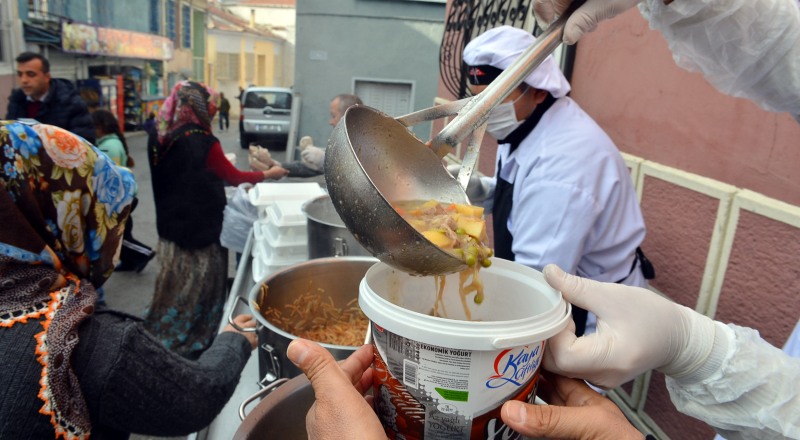 BİR KAP SICAK YEMEK, BİR BÜYÜK MUTLULUK