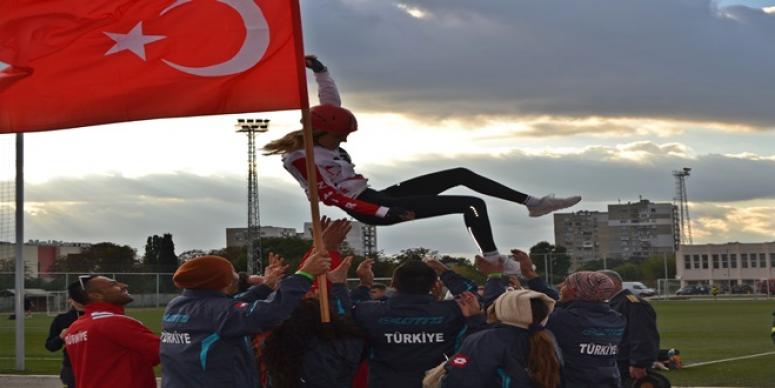 İZMİRLİ KADIN İTFAİYECİLERİN BÜYÜK BAŞARISI