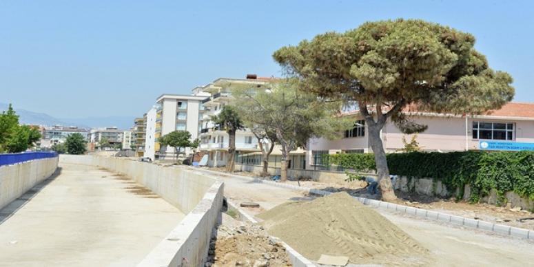 YOL 2 METRE KAYDIRILDI, AĞAÇLAR KURTULDU