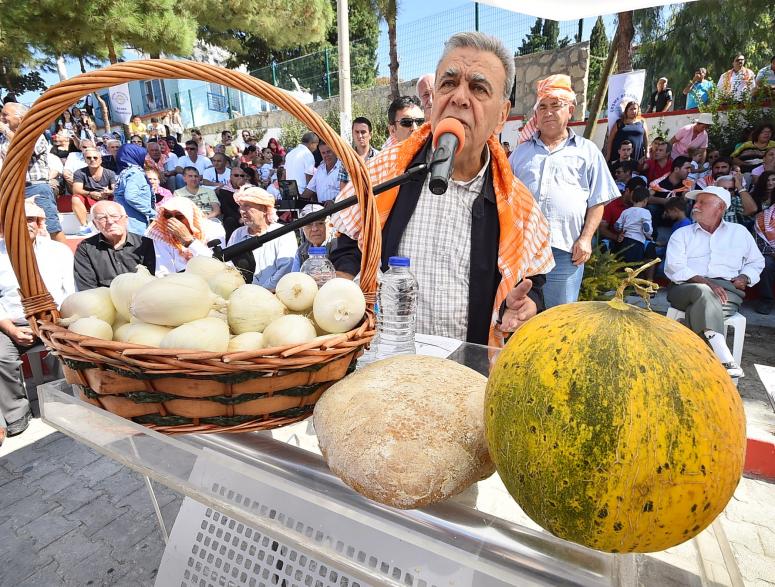 SAKIZ KOYUNU PODYUMA ÇIKTI