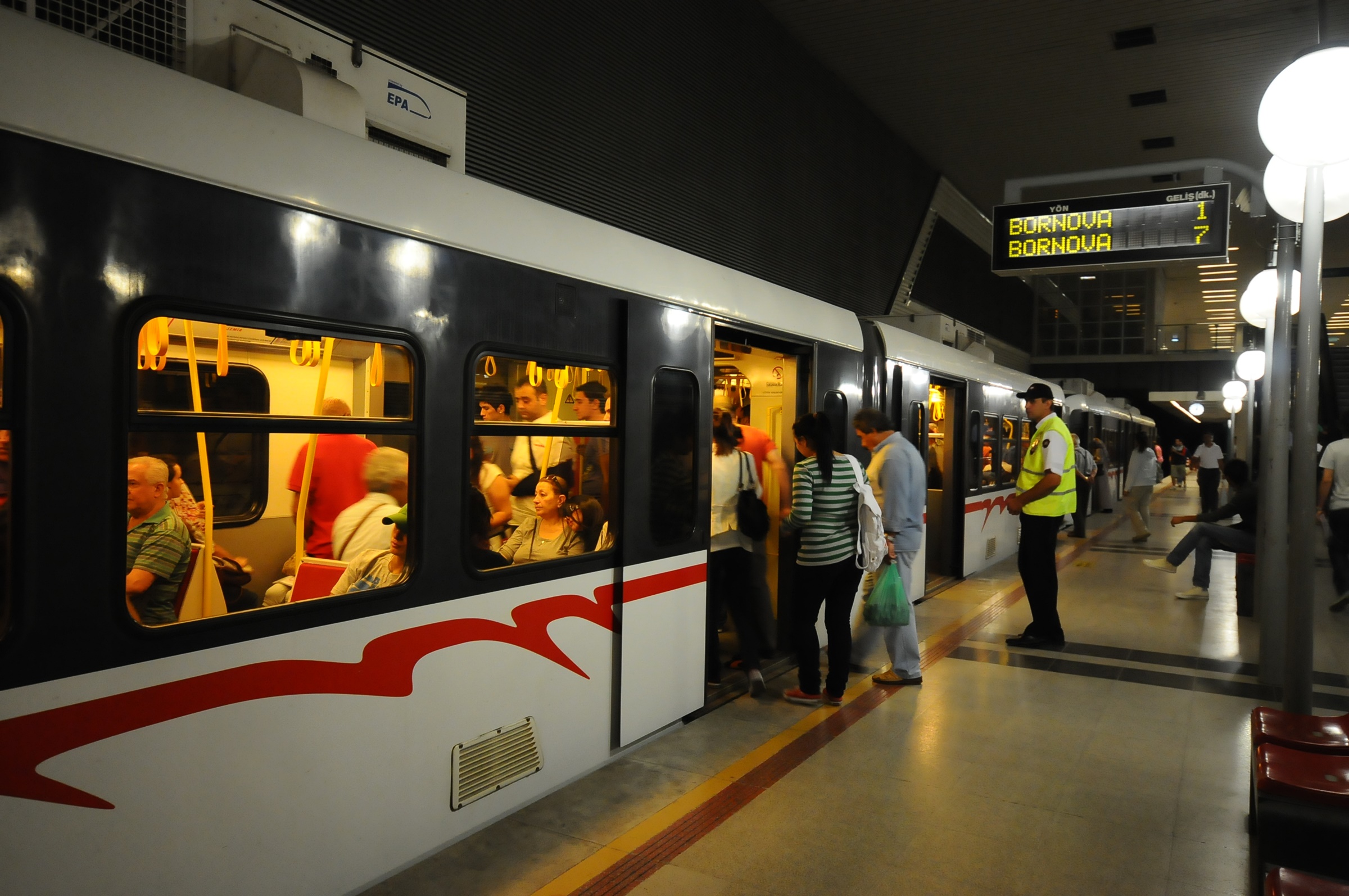 AÖF SINAVI NEDENİYLE METRO SEFER SIKLIĞI ARTIYOR!