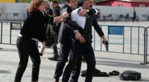 Saldırganı yakalayanlardan biri de Can Dündar'ın eşi!