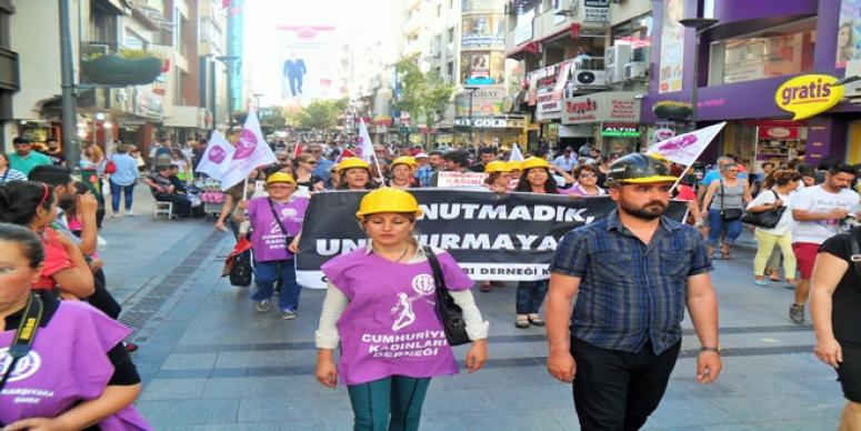 CUMHURİYET KADINLARI MADENCİ KASKLARI İLE YÜRÜDÜ