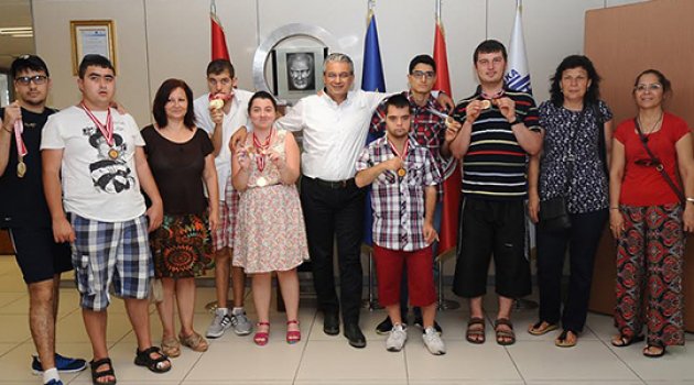 Şampiyonluğu ‘Onuncu Yıl Marşı’ ile kutladılar