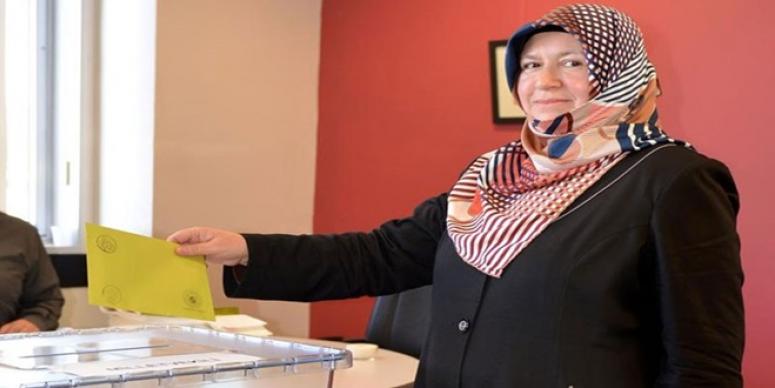 GENEL SEÇİMLER İÇİN İLK OY AVUSTRALYA'DA KULANILDI