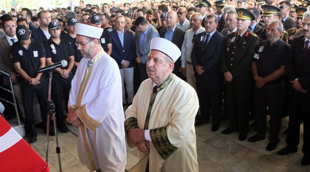 ŞEHİDİ BİNLERCE KİŞİ UĞURLADI