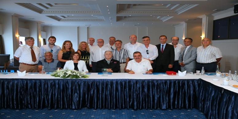 TARIMSAL SANAYİNİN ÖNCÜSÜ SELÇUK YAŞAR’A VEFA PLAKETİ...