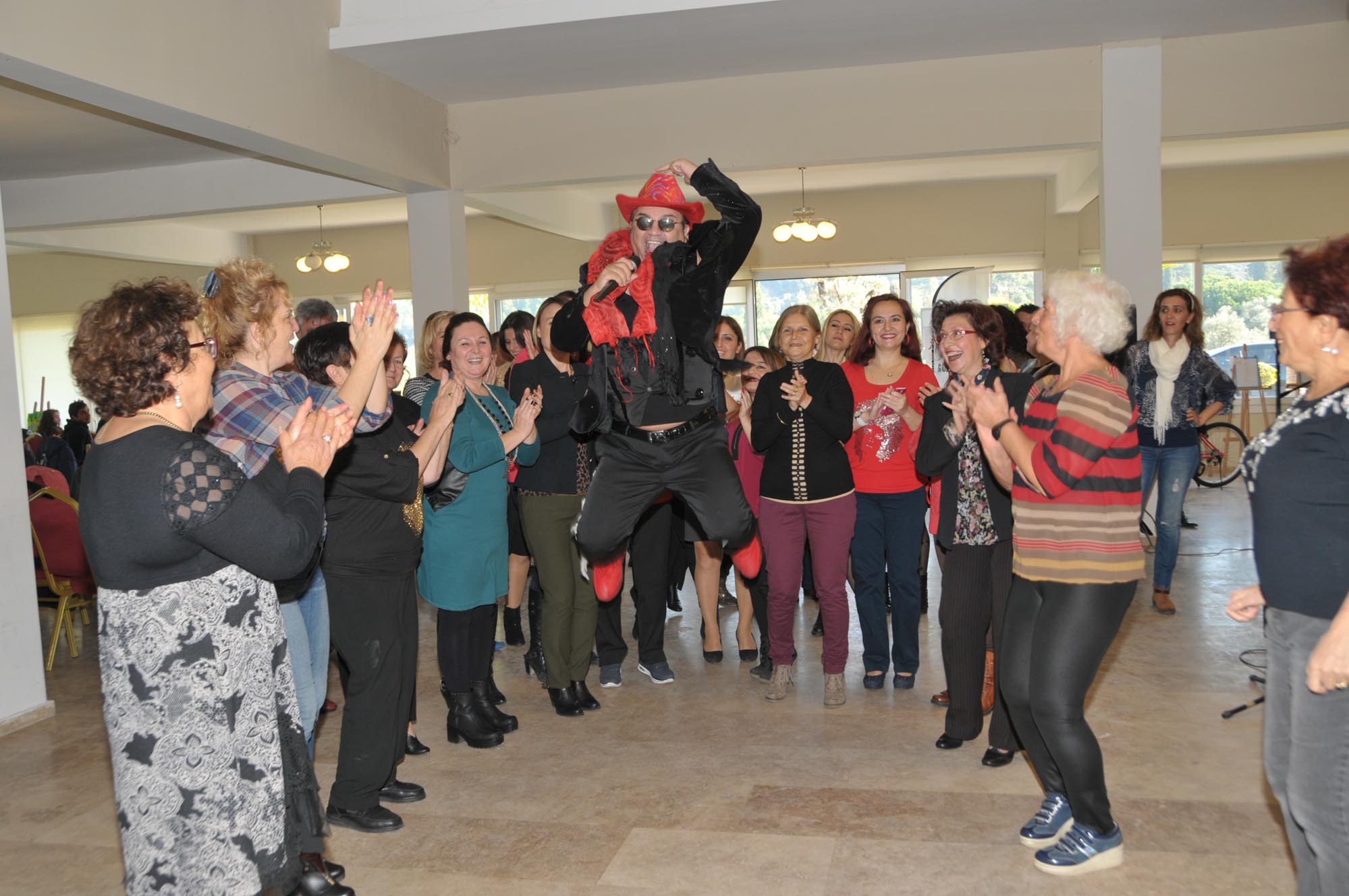 KADINLARDAN ‘MİKROPLU’ KUTLAMA