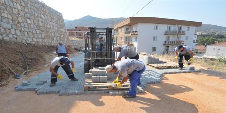 GÜZELBAHÇE'DE YOL VE KALDIRIM ATAĞI