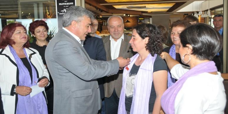 GÜZELBAHÇE’DE OTİSTİK  ÇOCUKLARIN ANNESİ  YILIN ANNESİ SEÇİLDİ