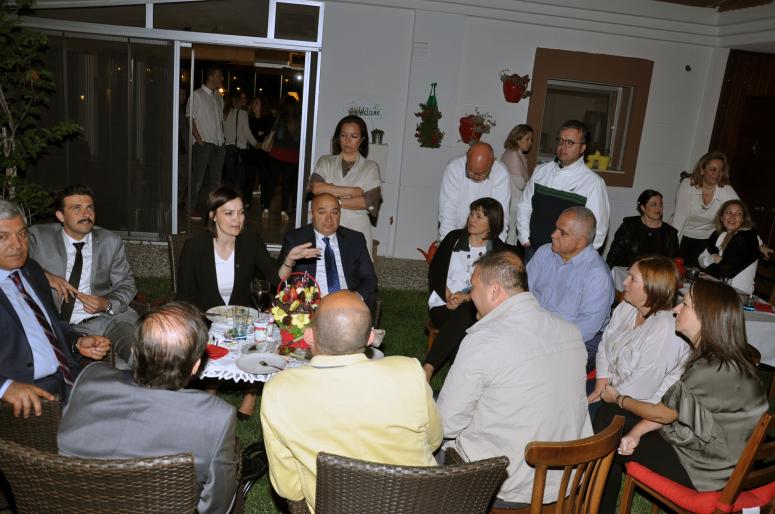 BAHÇE TOPLANTISINDA GÜZELBAHÇELİLER'E SESLENDİ