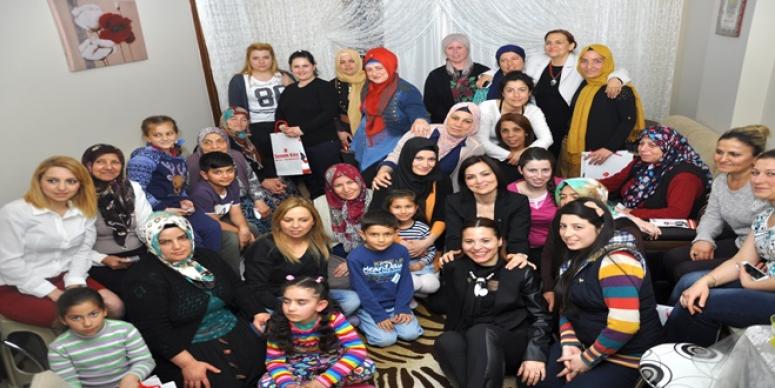 BİR GÜNDE 21 BİN 650 ADIM ATTI;  BİN 200 KİŞİYLE GÖRÜŞTÜ