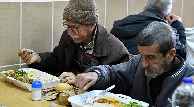 Soğuk Havada Sıcak Bir Dost Eli