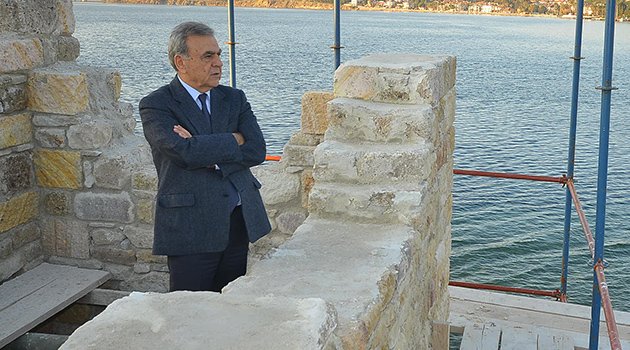 Tarihe Omuz Verdi