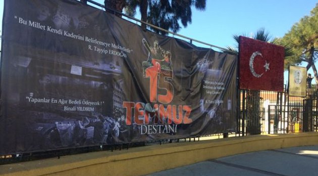 Tarihi İzmir Atatürk Lisesine '15 Temmuz Destanı' Pankartı Asıldı!
