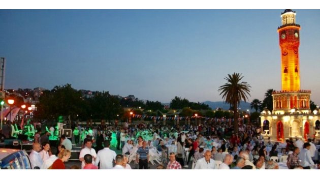 Tarihi Meydan'da İftar Coşkusu