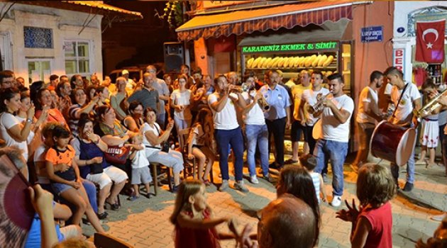 Tarihi Yeni Foça Çarşısı'nda Müzik Akşamı