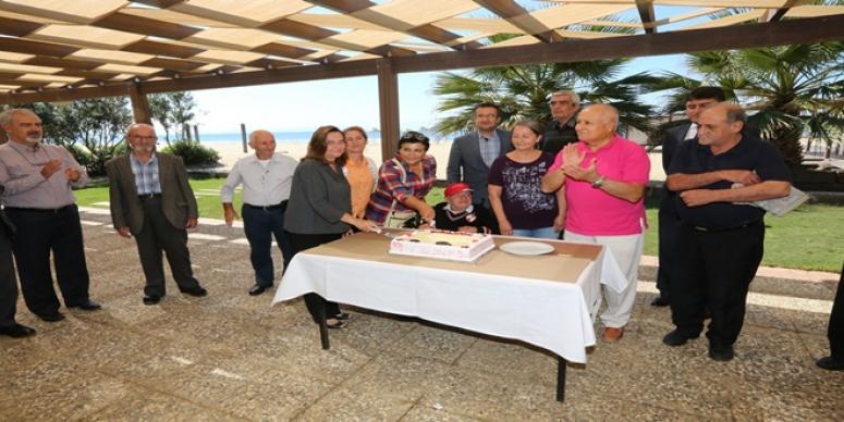 SELÇUK BELEDİYESİ’NDEN YAŞLILARLA PAMUCAK’TA MANGAL KEYFİ