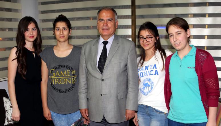 BİRİNCİ SELÇUK BELEDİYESİ YURDUNDAN BAŞARILI ÖĞRENCİLERE BAŞKAN’DAN ÖDÜL