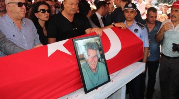 Tarık Akan son yolculuğuna uğurlandı.
