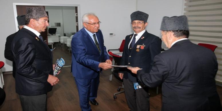 MUHARİP GAZİLER’DEN BAŞKAN SELVİTOPU’NA TEŞEKKÜR PLAKETİ
