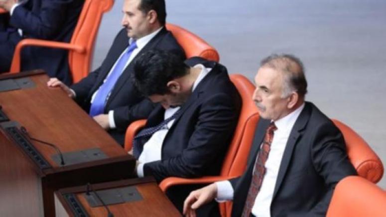 'MECLİS'E UYUMAYA GİTMİYORUM' DİYEN AKP’Lİ UĞUR IŞILAK, MECLİS'E ÜÇÜNCÜ GELİŞİNDE UYUDU!
