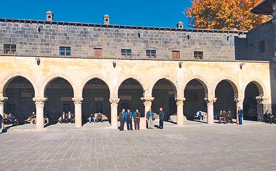 DİYARBAKIR ULU CAMİİ'NDE 14 ASIR SONRA İLK KEZ CUMA NAMAZI KILINMADI!