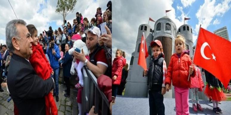 İZMİR BAYRAM ETTİ