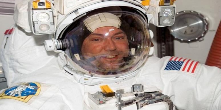 OTUZ İKİ SAAT UZAY YÜRÜYÜŞÜ YAPAN ASTRONOT UZAY KAMPI'NA GELİYOR