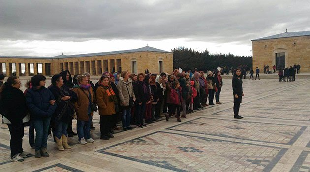 Urla'lı Kadınlar Atasını Ziyaret Etti